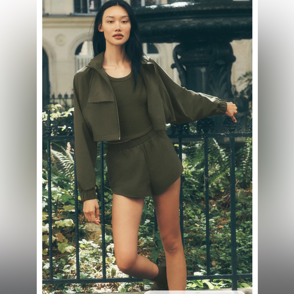 NWT ALO Yoga green olive Cropped Playmaker Jacket XXS - sold out on ALO